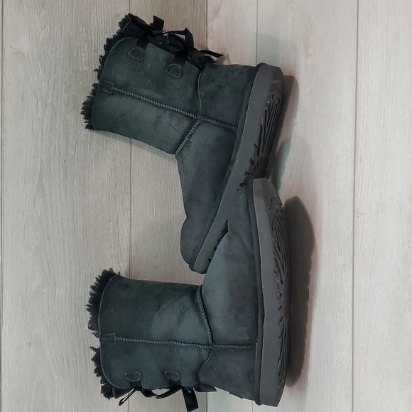 Ugg Australia Women Short Leather Sheepskin Bows Boots shoes sz 9 - Picture 8 of 15